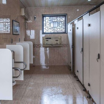 愜意學生衛生間隔斷 防變形抗倍特板與鋁蜂窩隔墻的優勢